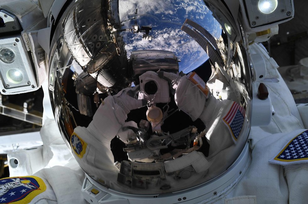 סלפי חלל, שבו ניתן לראות את כדור הארץ (צילום: ריצ'רד ארנולד , נאס