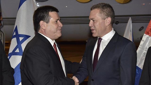Minister Erdan, right, with Paraguay's President Horacio Cartes  (Photo: Shlomi Amsalem)