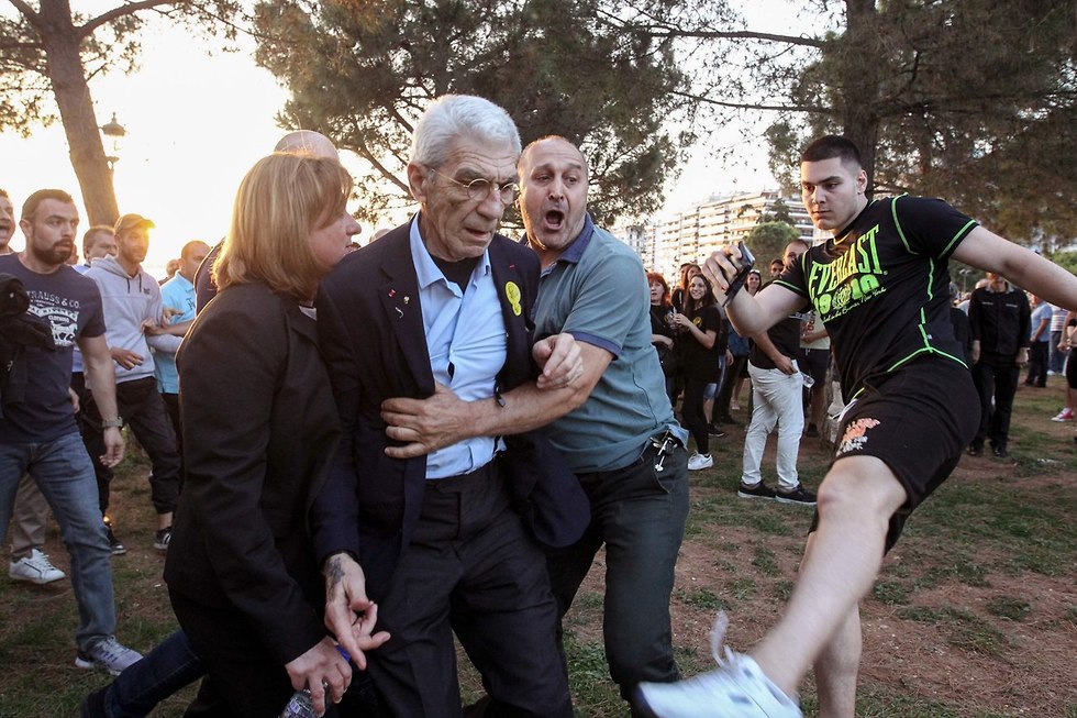 אנשי ימין קיצוני תוקפים את ראש העיר סלוניקי יאניס בוטאריס יוון (צילום: AFP)
