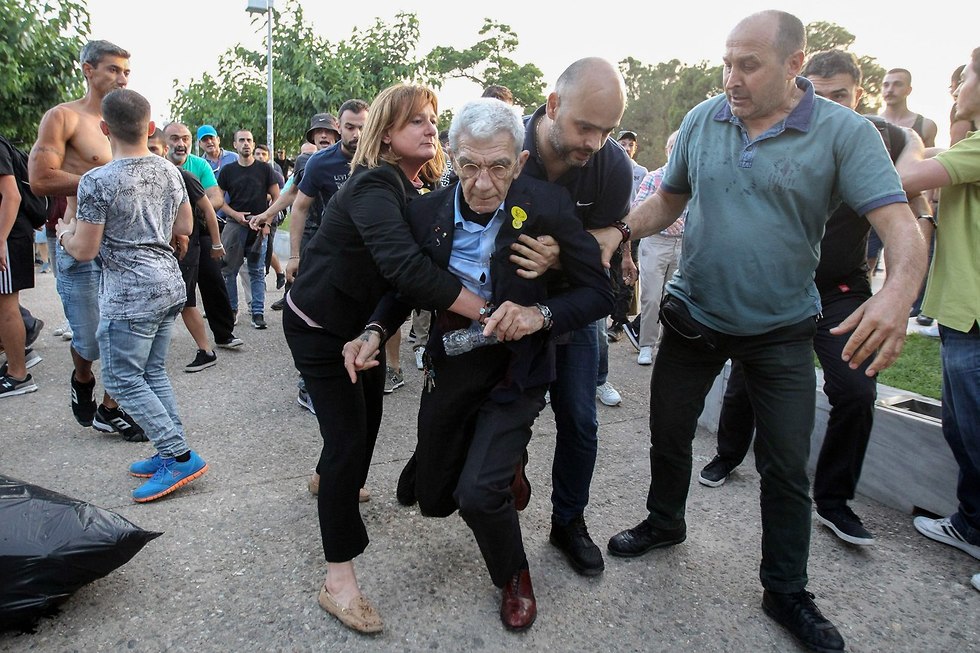 אנשי ימין קיצוני תוקפים את ראש העיר סלוניקי יאניס בוטאריס יוון (צילום: AFP)