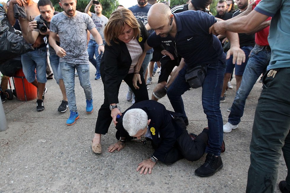 אנשי ימין קיצוני תוקפים את ראש העיר סלוניקי יאניס בוטאריס יוון (צילום: EPA)