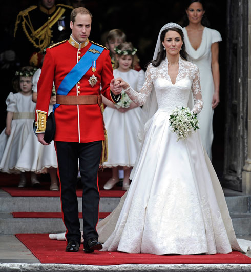 שמלת הכלה של קייט מידלטון הוערכה בטווח שבין 150 אלף ליש"ט ל-250 אלף ליש"ט, ששולמו על ידי הוריה של הכלה (צילום: AP)