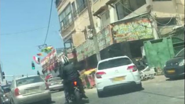 קטנוע מבצע ירי לעבר בית עסק מקומי ליד צומת הפיקוד בנצרת ()
