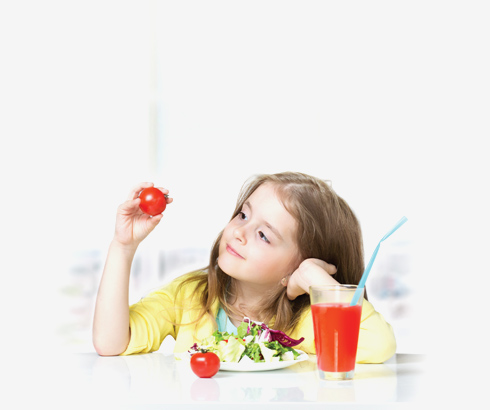 "הדרך הכי טובה לגרום לילדים שלי לאכול עגבניות שרי היא להניח מולם קערה שלהן ולהגיד: 'לא נוגעים בזה עד שכל האוכל על השולחן'"  (צילום: Shutterstock)