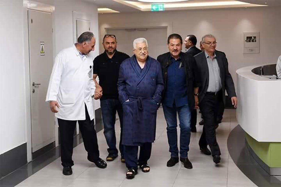 Абу-Мазен в больнице. Фото из Facebook пресс-секретаря ФАТХа Усамы аль-Кавасми
