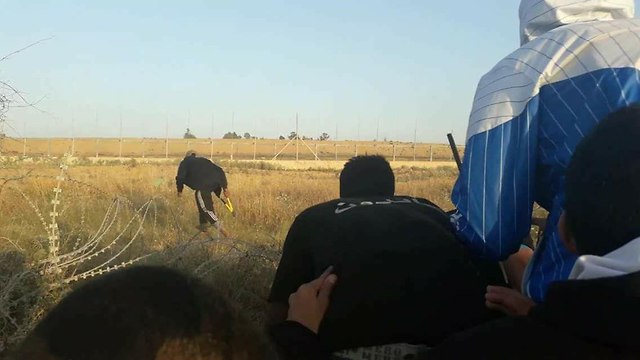 קבוצה של פלסטינים חצתה את הגדר שבין רצועת עזה וישראל ()