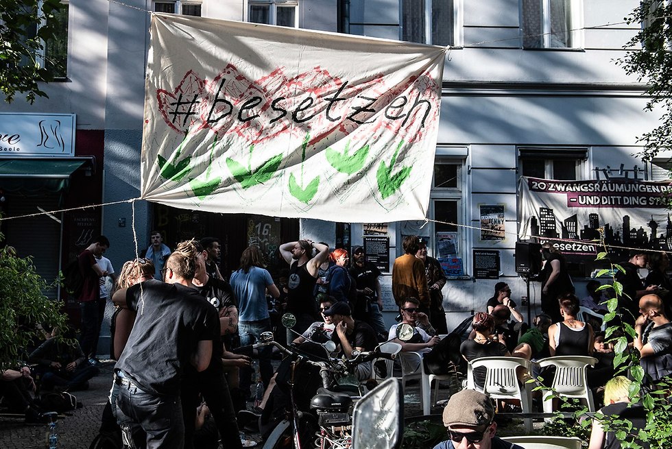 מפגינים ב ברלין פלשו ל בניינים נטושים גרמניה (צילום: AP)