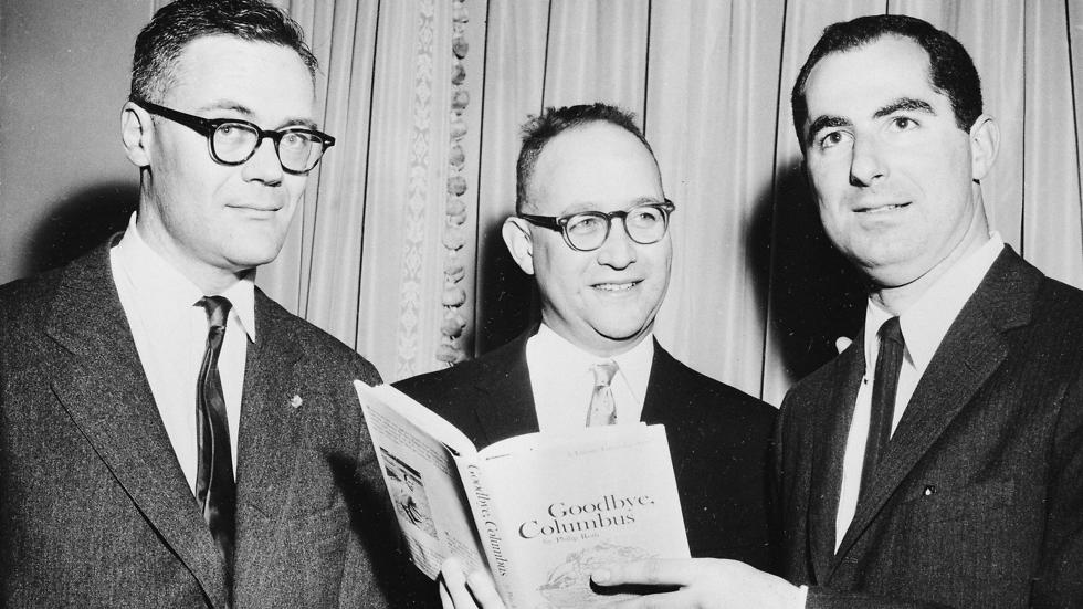 Roth (R) won the National Book Award in 1960 for his novel 'Goodbye, Columbus' (Photo: AP)