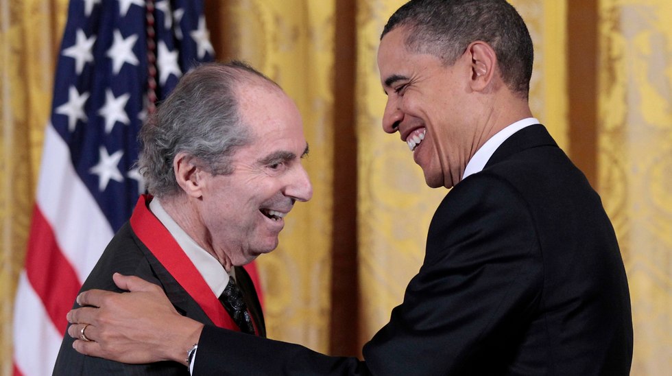 Roth (L) being awarded the National Humanities Medal by fmr. US president Obama (Photo: AP)