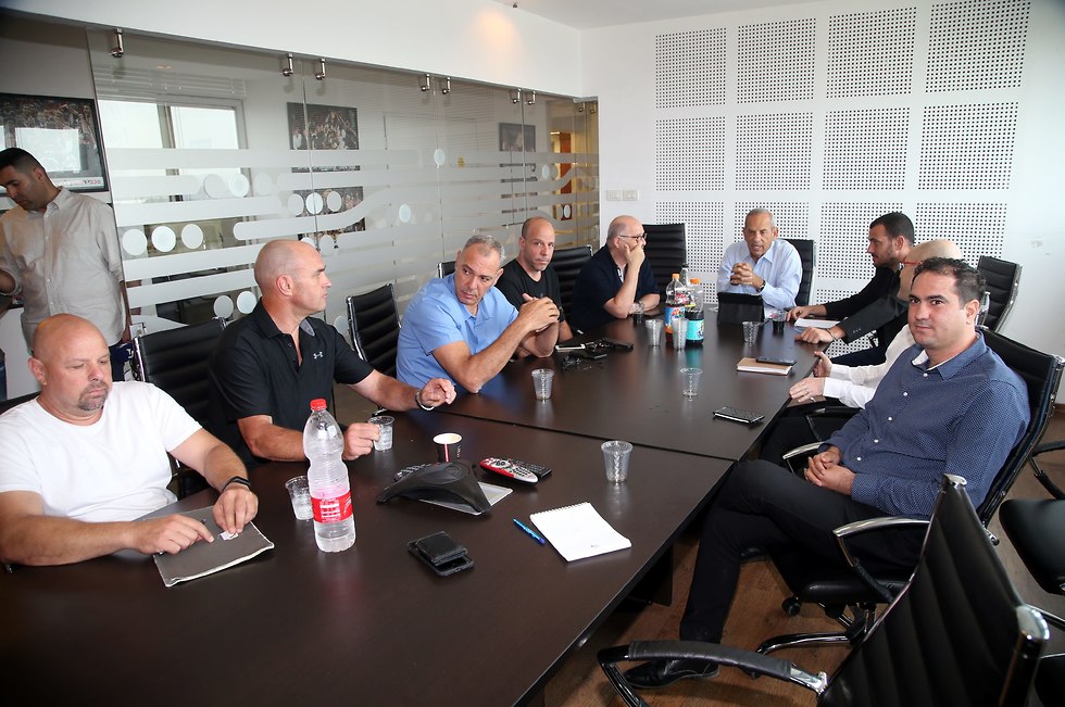 ארגון השחקנים בפגישה עם מינהלת הליגה (צילום: יריב כץ)