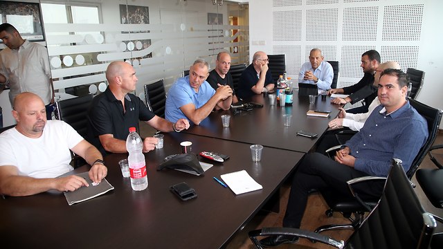 ארגון השחקנים בפגישה עם מינהלת הליגה (צילום: יריב כץ)