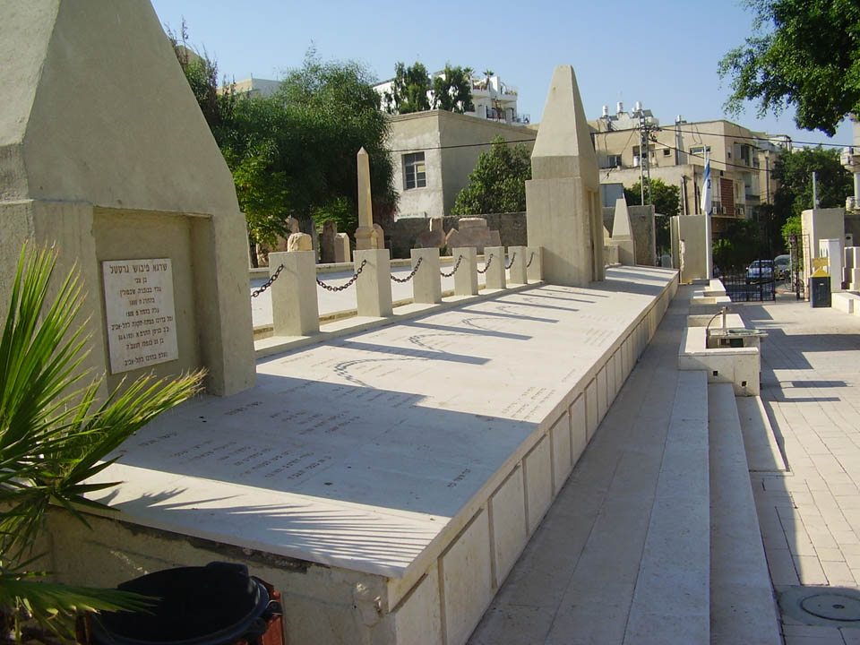На снимке: братская могила евреев - жертв погрома 1921 года. Фото: д-р Авишай Такер, Wikipedia.org