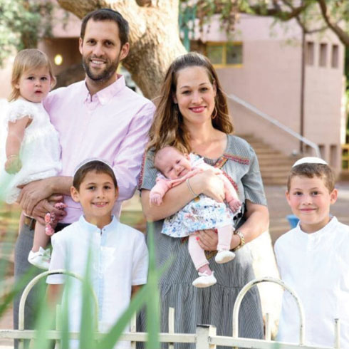 צופיה ובעלה חגי עם התאומים יוסף, פאר, שובל, רוני-חנה והתינוקת אורי (צילום: אמנון רצאבי)