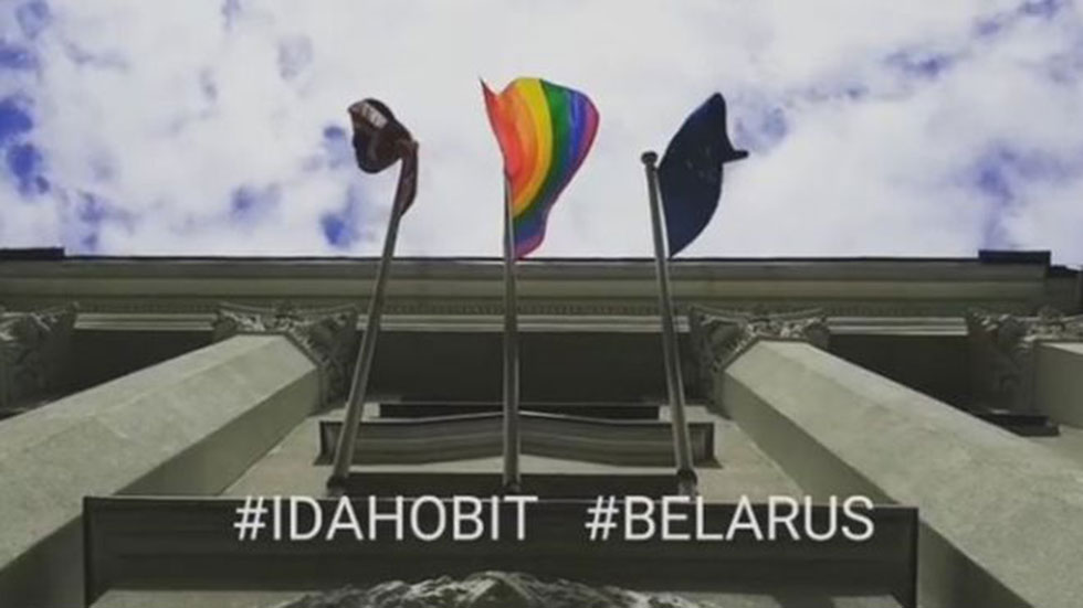 בלרוס שגרירות בריטניה דגל גאווה יום המאבק בהומופוביה ()