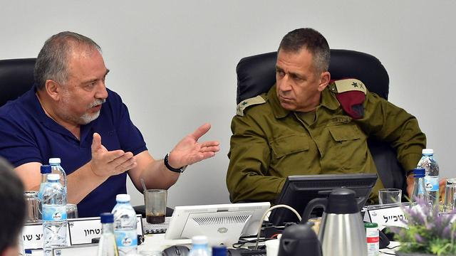 Авигдор Либерман с командующим дивизией. Фото: Ариэль Хермони (Photo: Ariel Harmoni/Defense Ministry)