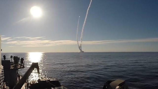  צוללת רוסית יורי דולגורוקי משגרת 4 טילים בליסטיים ()