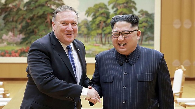 US Secretary of State Mike Pompeo (L) and North Korean leader Kim Jong Un  (Photo: AFP)