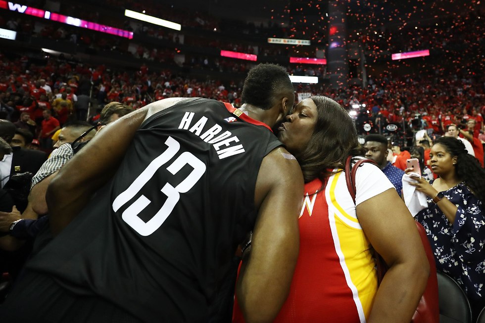 ג'יימס הארדן מנשק את אימו (צילום: AFP)