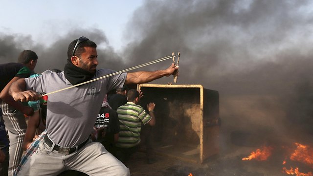 Riots on Gaza border. Doctors donât let current affairs interfere in their work  (Photo: Reuters)