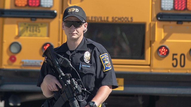 בית הספר באינדיאנה לאחר אירוע הירי (צילום: AFP)