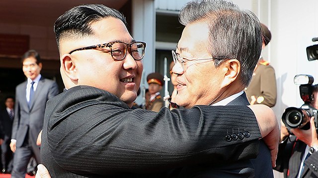 מנהיג צפון קוריאה קים ג'ונג און פגישה עם נשיא דרום קוריאה מון ג'יאה אין (צילום: AFP )