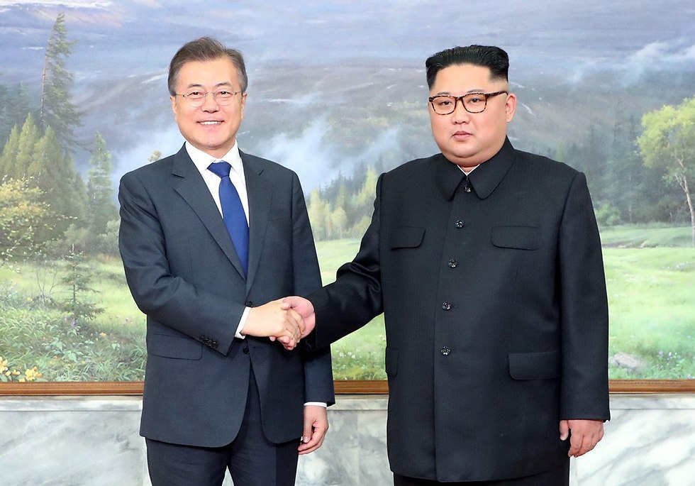 מנהיג צפון קוריאה קים ג'ונג און פגישה עם נשיא דרום קוריאה מון ג'יאה אין (צילום: רויטרס)