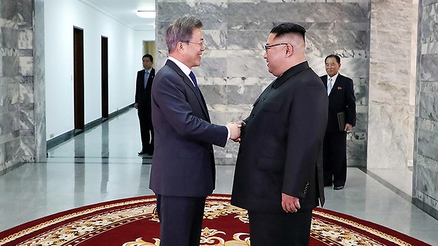 מנהיג צפון קוריאה קים ג'ונג און פגישה עם נשיא דרום קוריאה מון ג'יאה אין (צילום: EPA)