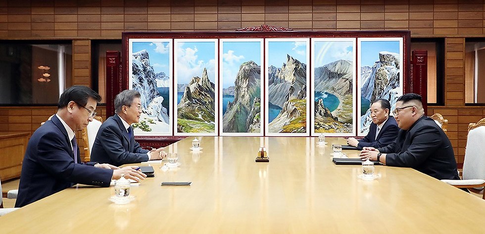 מנהיג צפון קוריאה קים ג'ונג און פגישה עם נשיא דרום קוריאה מון ג'יאה אין (צילום: EPA)