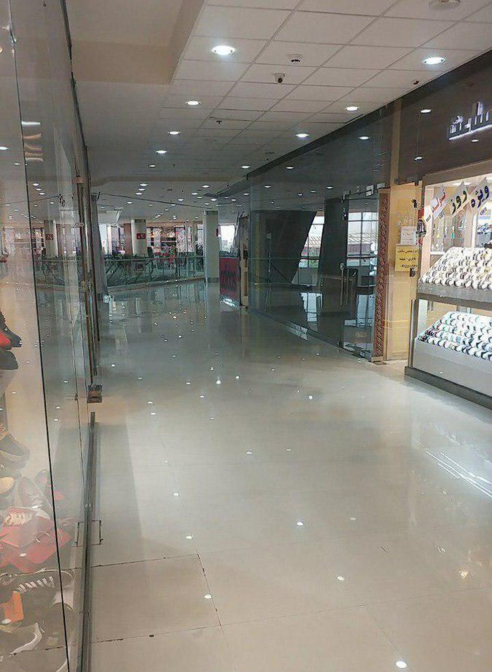 Закрытые магазины в иранском торговом центре