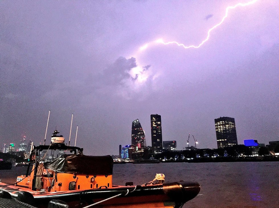 ברק ברקים ב לונדון בריטניה (צילום: AP)