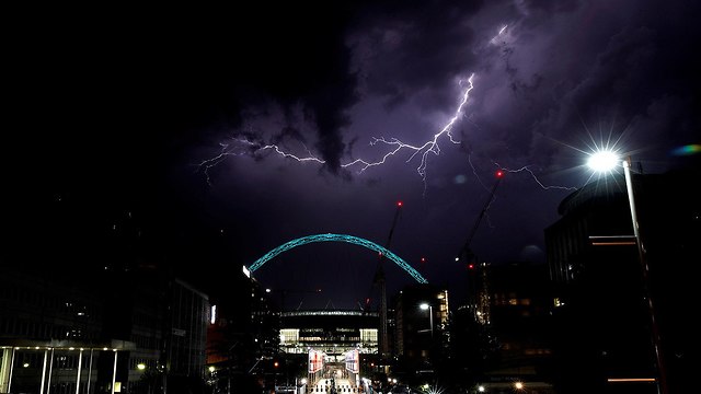 ברק ברקים ב לונדון בריטניה (צילום: רויטרס)