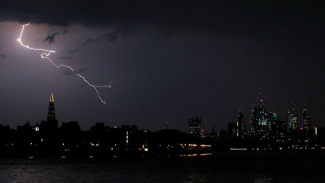 ברק ברקים ב לונדון בריטניה (צילום: רויטרס)