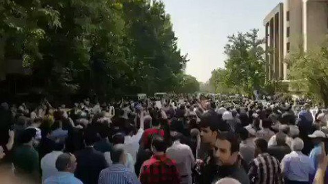 הלוויה שהפכה להפגנה נגד המשטר בטהרן ()