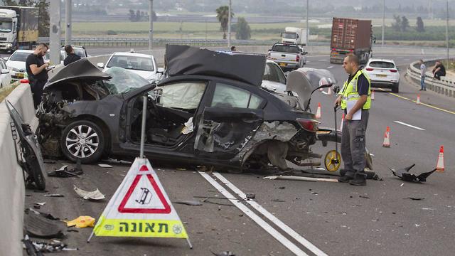 זירת התאונה בכביש החוף (צילום: עידו ארז)