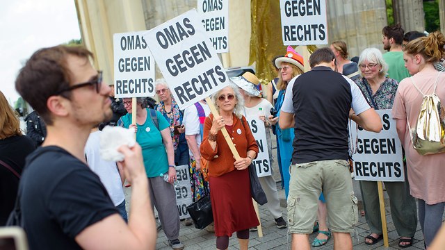 הפגנה נגד ניאו נאצים ברלין גרמניה (צילום: MCT)