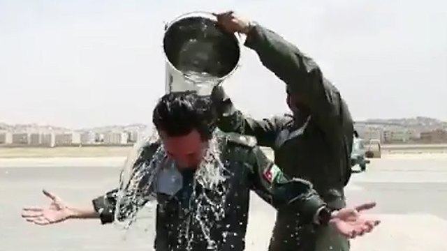 ירדן יורש העצר חוסיין בן עבדאללה דלי מים טיסת בכורה ()
