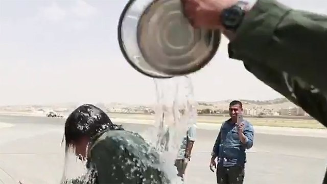 ירדן יורש העצר חוסיין בן עבדאללה דלי מים טיסת בכורה ()
