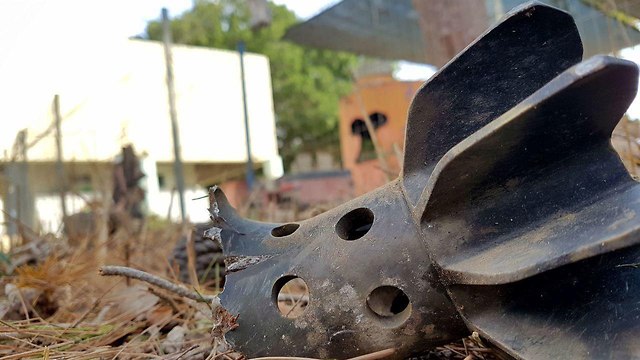Минометный снаряд во дворе детского сада. Фото: Рои Идан (Photo: Roee Idan)
