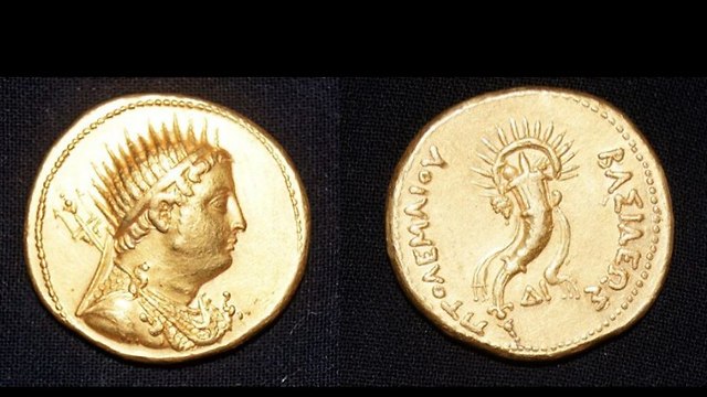 המטבע ועליו דמותו של תלמי השלישי (צילום: משרד העתיקות המצרי)
