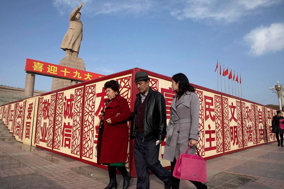 סין מחנות חינוך מחדש מוסלמים פסל מאו צה טונג חבל שינג'יאנג (צילום: AP)