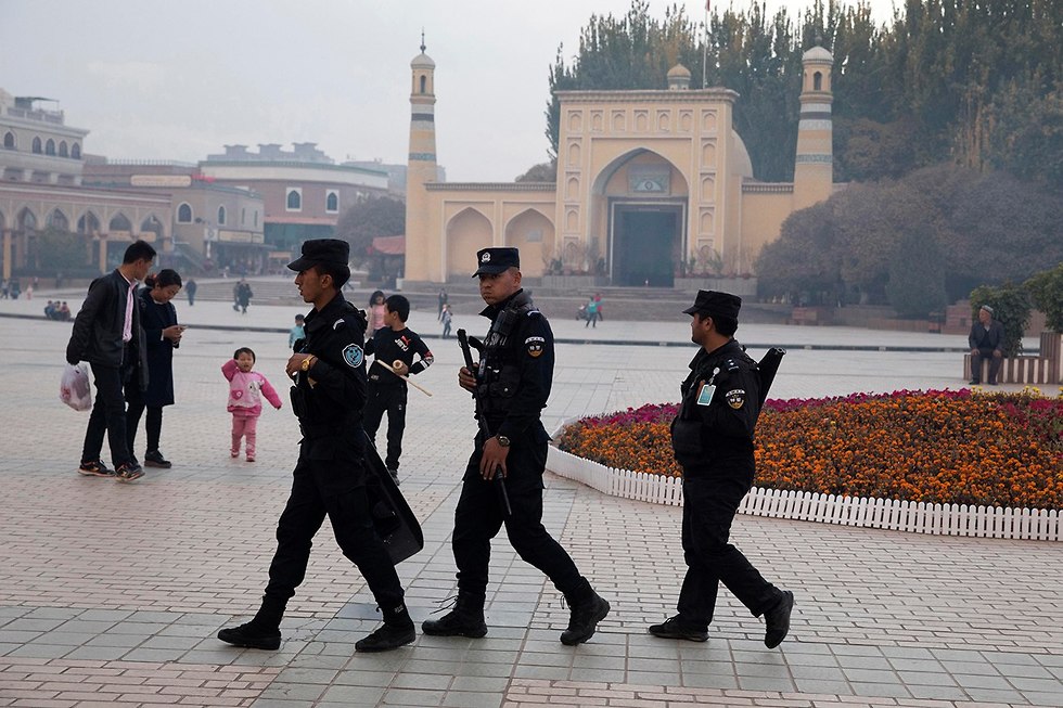סין מחנות חינוך מחדש מוסלמים שוטרים חבל שינג'יאנג (צילום: AP)