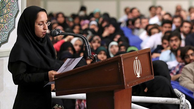 איראן סטודנטית סהר מהרבי נאום חריף מול המנהיג העליון עלי חמינאי (צילום: AP)
