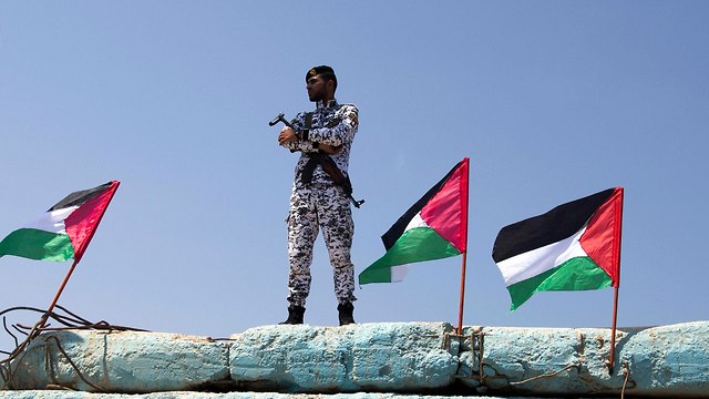 Боевик ХАМАСа на наблюдательном пункте. Фото: AP (Photo: AP)