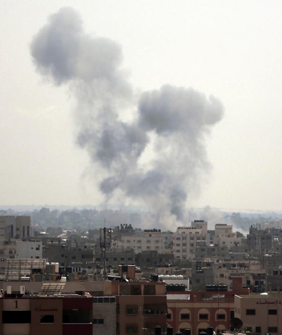 Горит база ХАМАСа в секторе Газы. Фото: AP