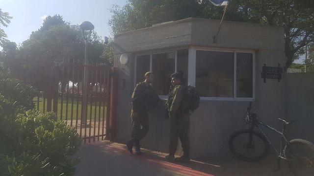  חיילים בכניסה לבית ספר ניצני אשכול בקיבוץ מגן (צילום: אילנה קוריאל)