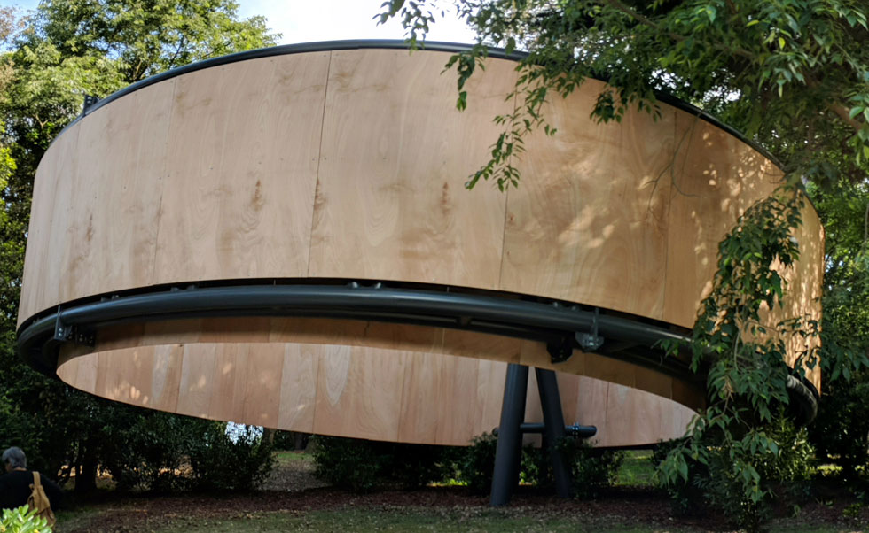 הקאפלה של חאווייר קורבלאן מפרגוואי היא טבעת פלדה ענקית עם חיפוי עץ, שכמו מרחפת מעל המבקרים (צילום: מנור בראון)