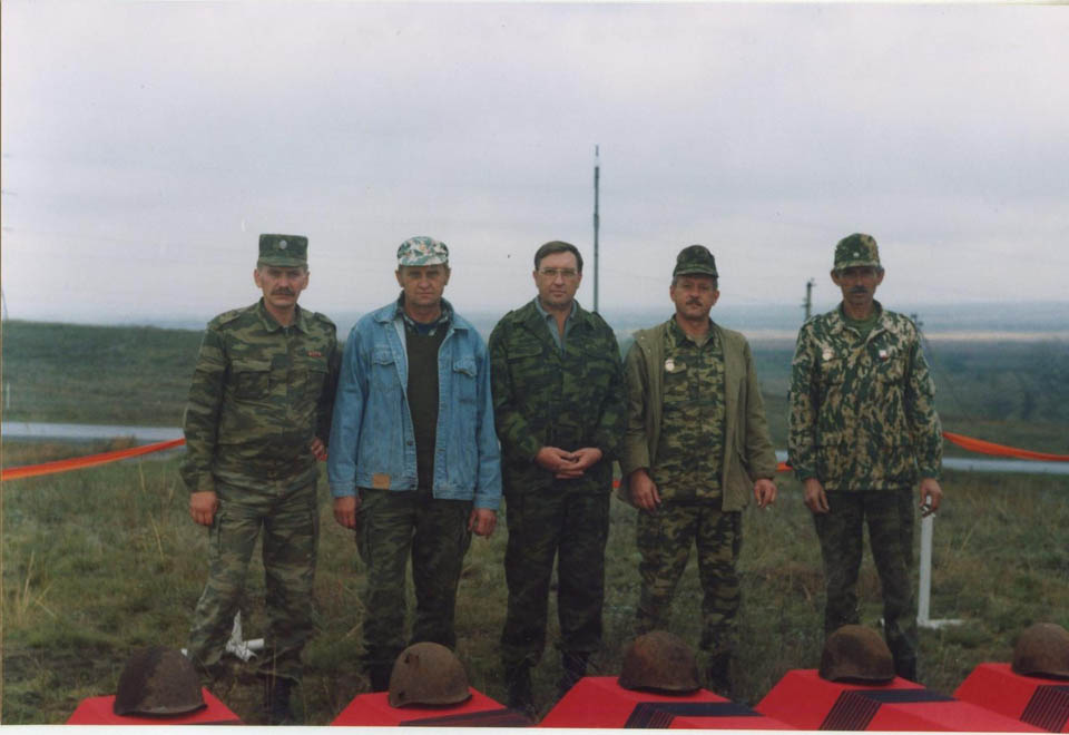  Поисковая группа на церемонии захоронения. Второй слева - Григорий Малеваный, обнаруживший останки Якова Нагерова
