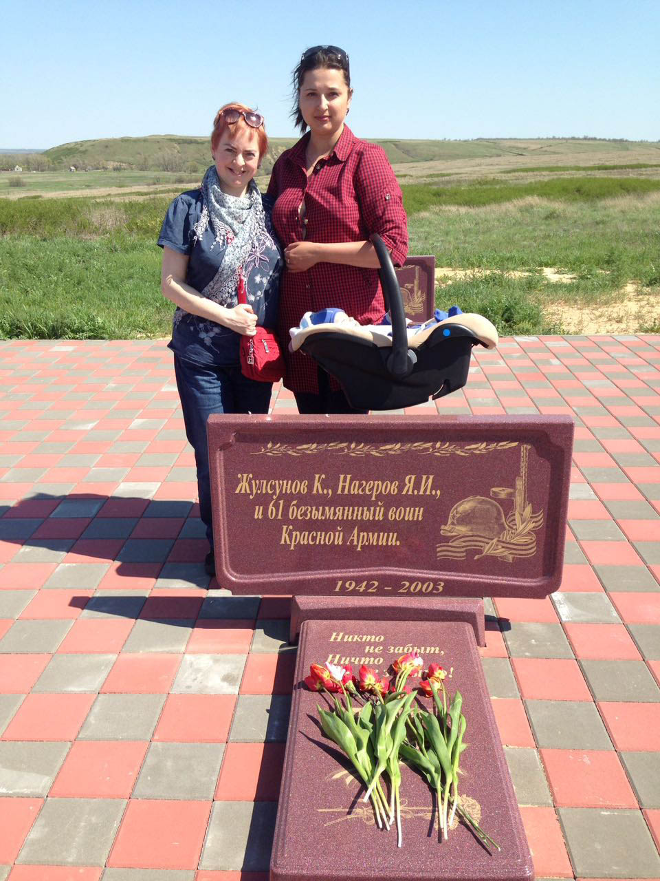    У обелиска 63-х павшим:  Элла Шубина (слева) и Оксана Минаева. Фото: Юрий Шубин
