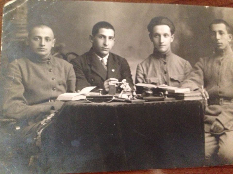 На снимке: групповая довоенная фотография. Яков Нагеров - крайний слева 