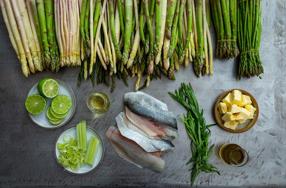 מוטי טיטמן מכין אספרגוס ודג בתנור (צילום: ירון ברנר)